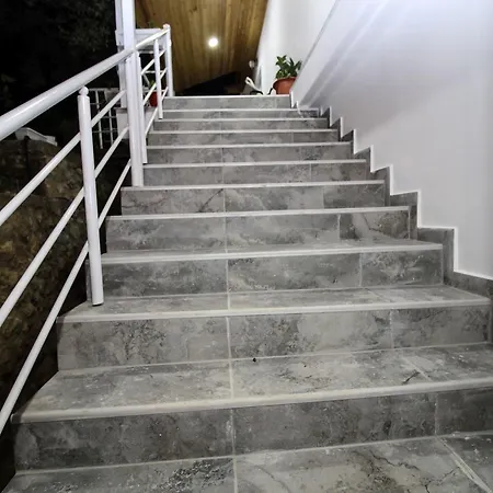 Hotel Riza Veliu *